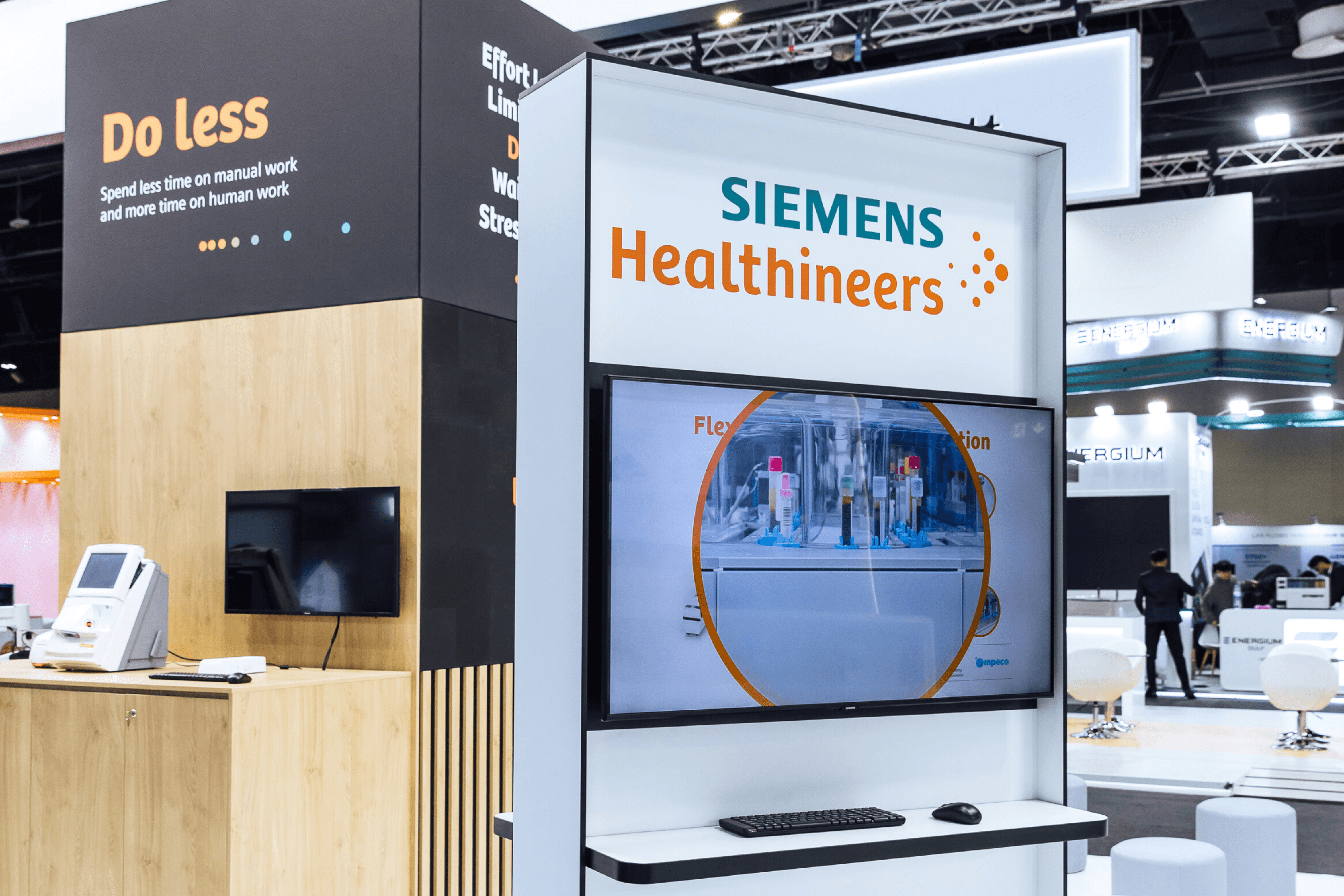 Siemens Healthineers 90 sqm exhibition stand at Medlab Middle East by Messe.ae
